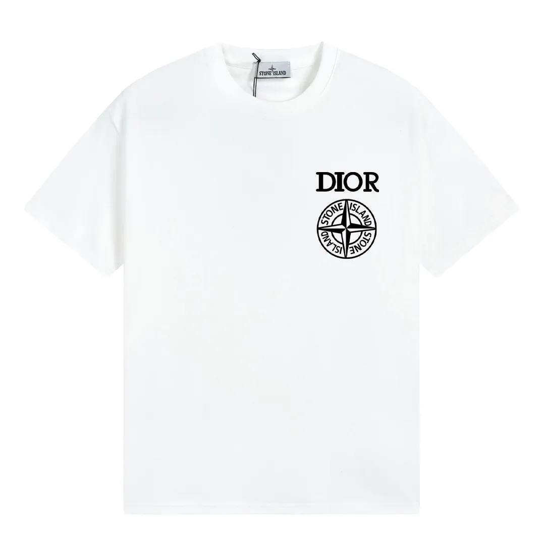 W682#P110💰 2025🆕 Stone lsland/Stone Island joint Dior chest logo printed short-sleeved T-shirt ⚠️[Original creation with high control of details] -Made of 260g combed cotton double yarn, soft and comfortable to the touch, sweat-absorbent and breathable. -Simple basic and versatile style, original quality, the first choice for couples. -Made by a large factory, four needles and five threads on the shoulder, neat routing, high quality workmanship. -Same style for men and women, very versatile, one piece for everyone, details are clearly visible. Color: Black White Size: M L